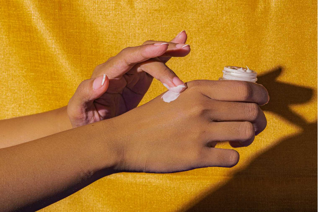 Crème hydratante sur une main